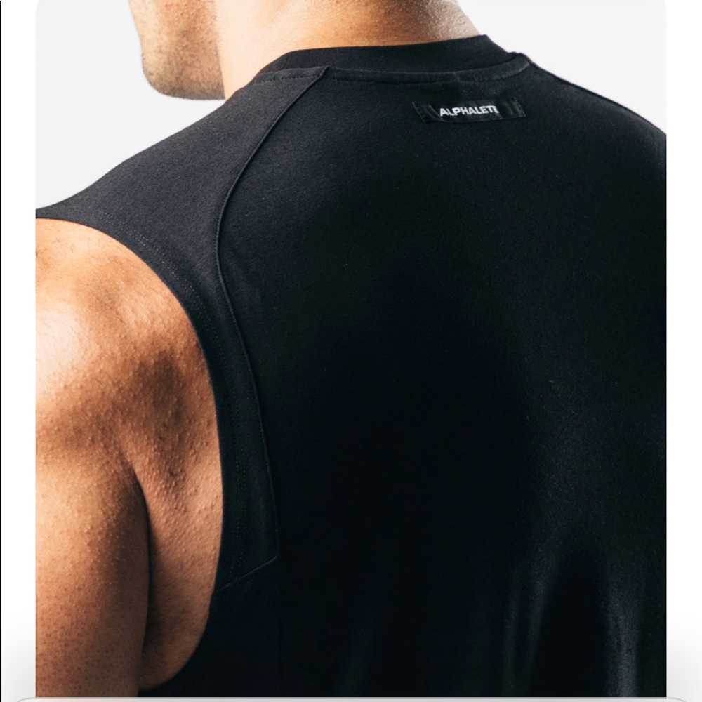 Alphalete Premium stepped hem cutoff - black